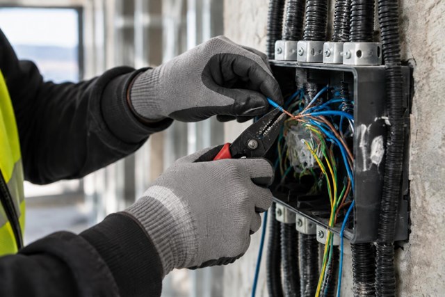 Así ejecutamos el montaje e instalación eléctrica de edificios residenciales en Vigo - Imagen 1