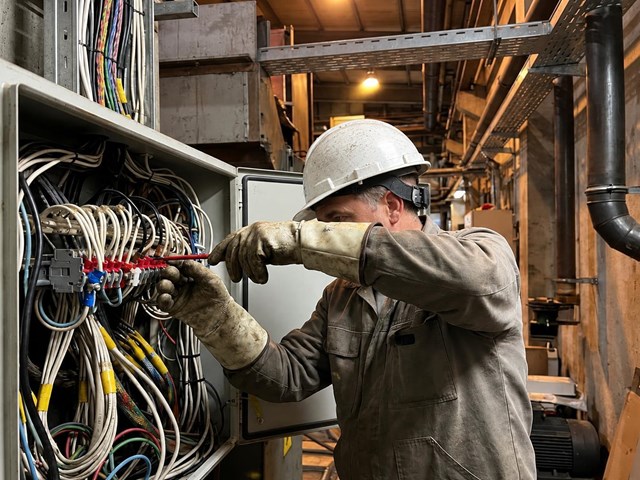 Cuadros que aguantan carga real: montaje eléctrico industrial en Vigo