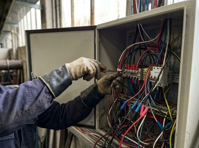 El montaje que soporta tu producción: instalación eléctrica industrial en Vigo - Imagen 1