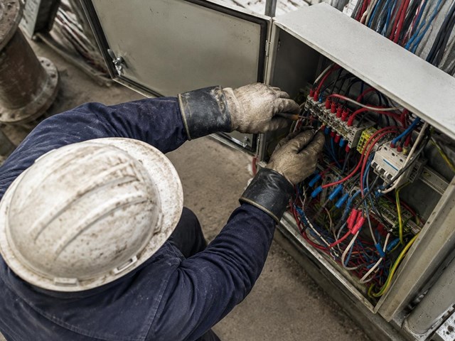 El montaje que soporta tu producción: instalación eléctrica industrial en Vigo